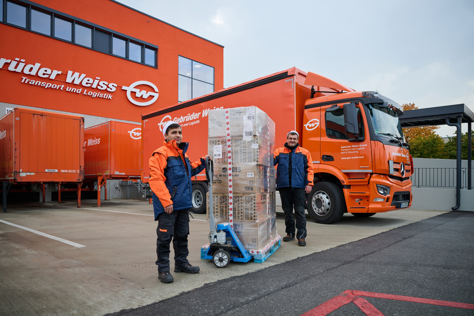 Ready for delivery: The Gebrüder Weiss team in Straubing with a pallet full of toys for the next Smyths Toys store. (Source: Gebrüder Weiss / Popp)